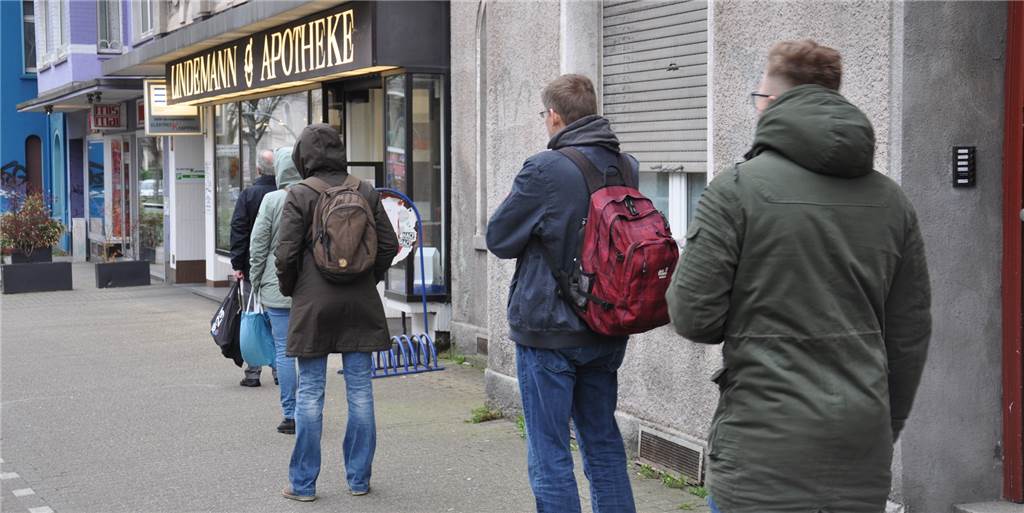 Coronavirus in Dortmund: Kunden müssen Schlange vor Kreuzviertel-Geschäften stehen Coronavirus in Dortmund: Kunden müssen Schlange vor Kreuzviertel-Geschäften stehen