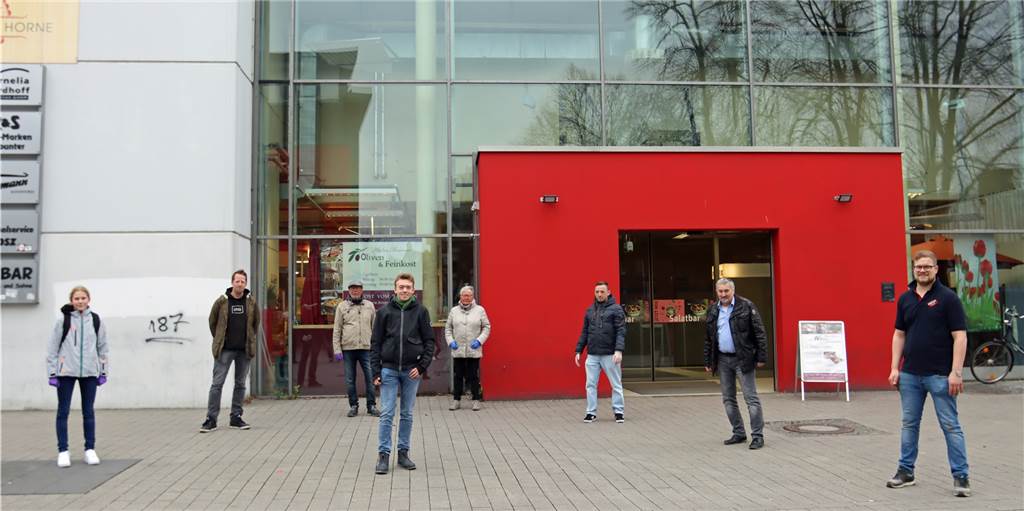 Werner Organisation „Alle gemeinsam, keiner einsam“ verteilt erste Einkäufe Die freiwilligen Helfer stehen - in sicherer Distanz - vor dem Rewe Symalla bereit und freuen sich darauf mitzuhelfen.