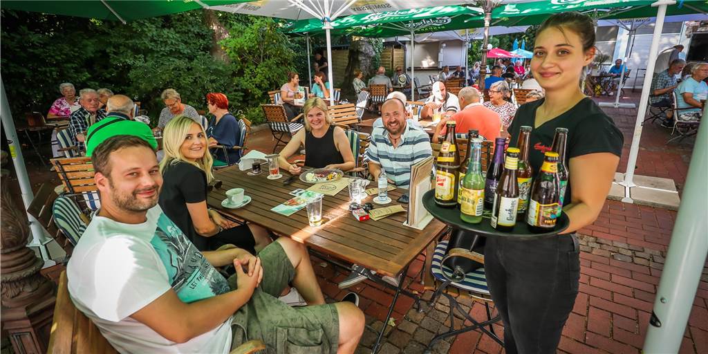 Über 400 Sorten Bier: Dieser Biergarten ist ein Tipp für echte Bier-Fans – aber nicht nur Die obere Terrasse des Biergartens Hopfen & Salz hat 200 Plätze, hinzu kommen 300 weitere unten.