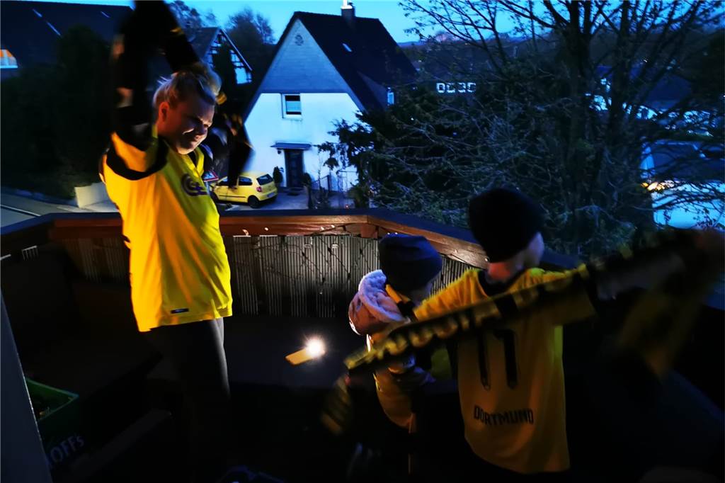 Bilder und Videos: BVB-Fans singen „You‘ll Never Walk Alone“ gegen das Coronavirus Bilder und Videos: BVB-Fans singen „You‘ll Never Walk Alone“ gegen das Coronavirus