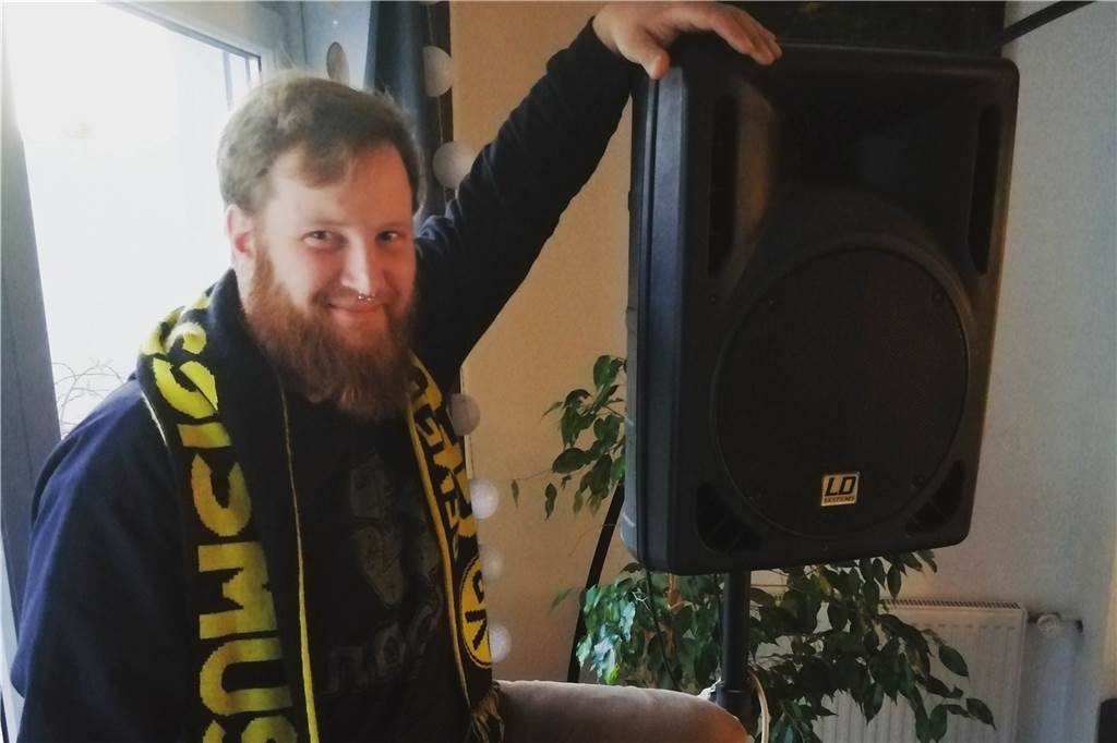 Bilder und Videos: BVB-Fans singen „You‘ll Never Walk Alone“ gegen das Coronavirus Bilder und Videos: BVB-Fans singen „You‘ll Never Walk Alone“ gegen das Coronavirus
