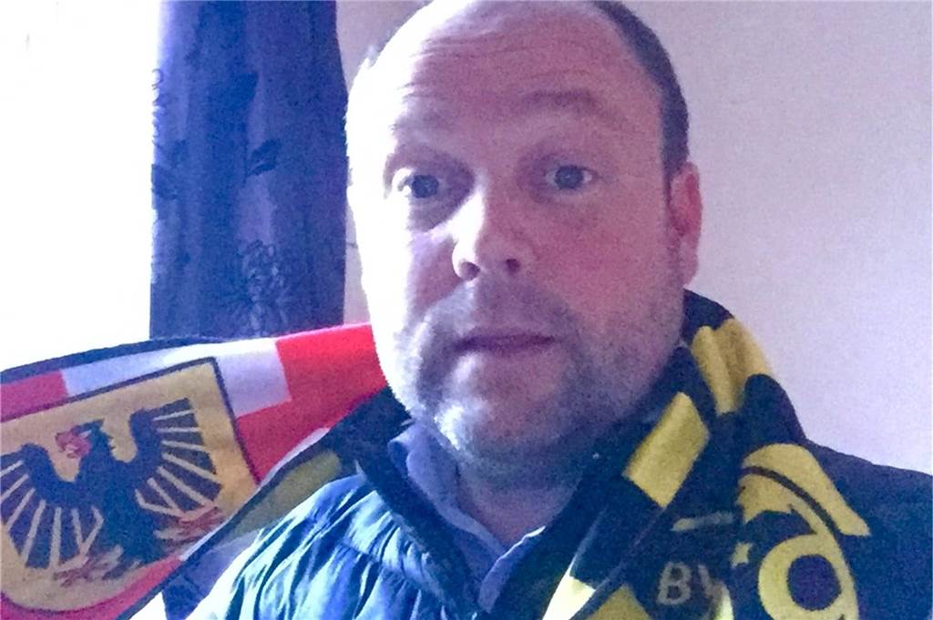 Bilder und Videos: BVB-Fans singen „You‘ll Never Walk Alone“ gegen das Coronavirus Bilder und Videos: BVB-Fans singen „You‘ll Never Walk Alone“ gegen das Coronavirus