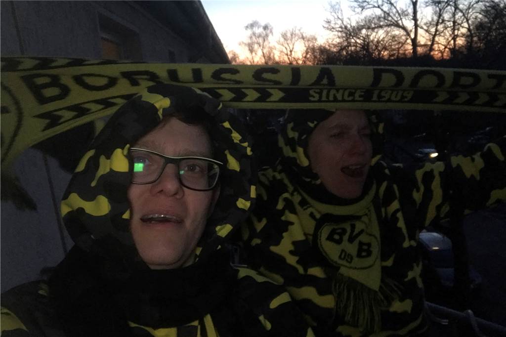 Bilder und Videos: BVB-Fans singen „You‘ll Never Walk Alone“ gegen das Coronavirus Bilder und Videos: BVB-Fans singen „You‘ll Never Walk Alone“ gegen das Coronavirus