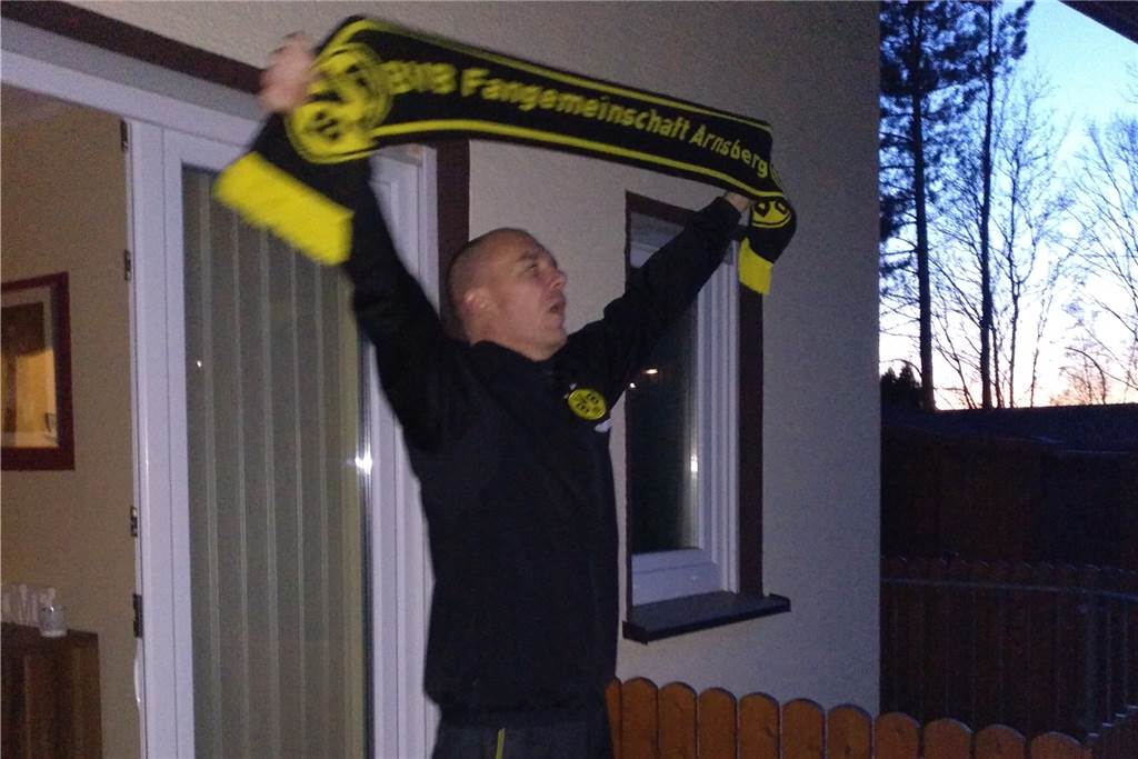 Bilder und Videos: BVB-Fans singen „You‘ll Never Walk Alone“ gegen das Coronavirus Bilder und Videos: BVB-Fans singen „You‘ll Never Walk Alone“ gegen das Coronavirus
