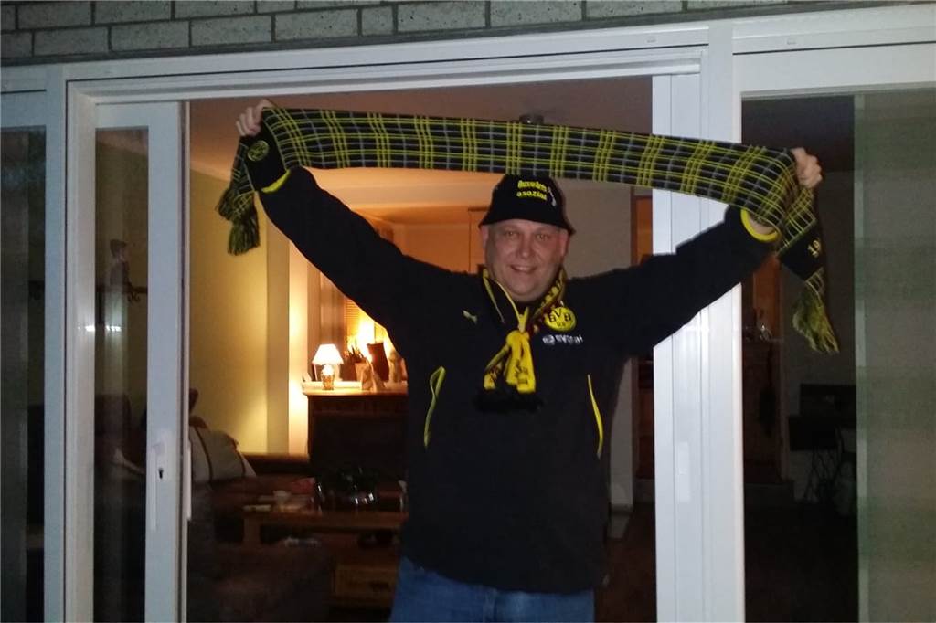 Bilder und Videos: BVB-Fans singen „You‘ll Never Walk Alone“ gegen das Coronavirus Bilder und Videos: BVB-Fans singen „You‘ll Never Walk Alone“ gegen das Coronavirus