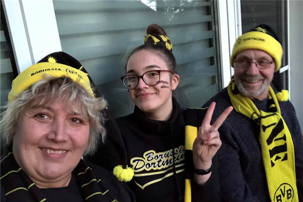 Bilder und Videos: BVB-Fans singen „You‘ll Never Walk Alone“ gegen das Coronavirus Bilder und Videos: BVB-Fans singen „You‘ll Never Walk Alone“ gegen das Coronavirus