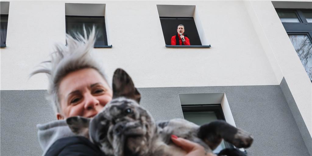 Dortmund singt vom Balkon: Mit BVB-Hymne und Beethoven gegen den Corona-Frust