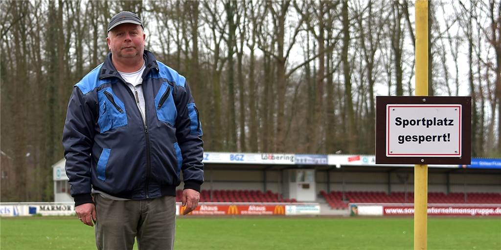 Nur der Platzwart ist noch da - das passiert auf dem Sportplatz ohne Sport Nur der Platzwart ist noch da - das passiert auf dem Sportplatz ohne Sport