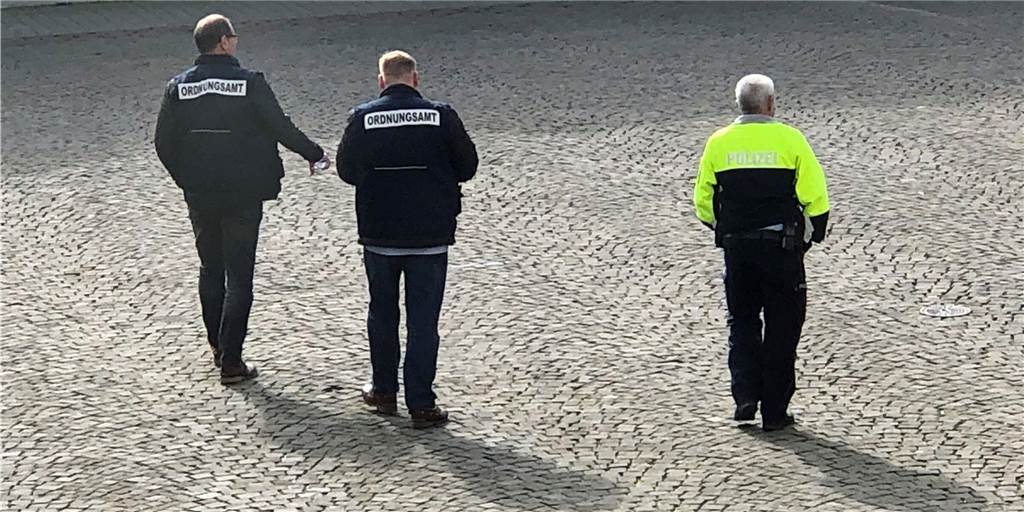 Kontaktverbot wegen Corona: Werner halten sich an strikte Regeln - mit einigen Ausnahmen Eine Streife aus Ordnungsamt und Polizei ist in der Werner Innenstadt unterwegs.