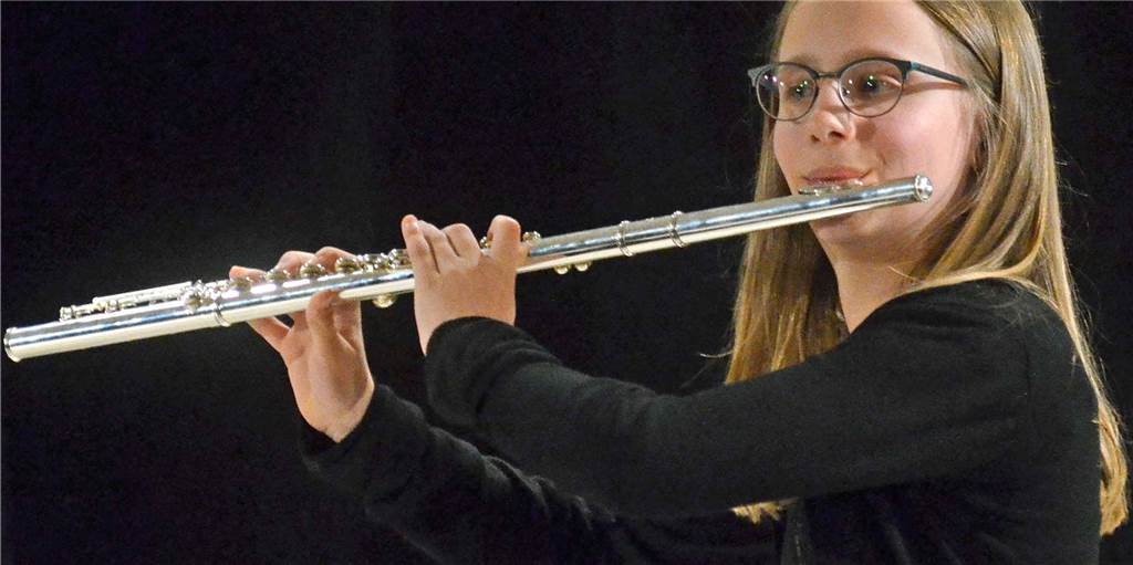 Musikschule Lünen bietet Schülern Unterricht per Mail und Internet-Konferenz an Querflöte kann man auch alleine spielen, auch wenn es im Ensemble natürlich mehr Spaß macht. Aber derzeit müssen Musikschüler in Lünen alleine üben.