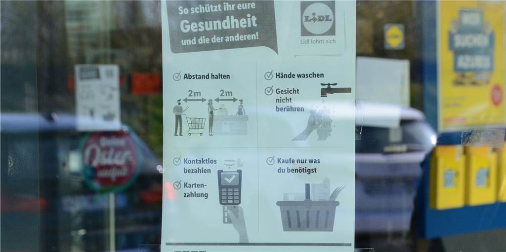 Personal und Kunden schützen: Supermärkte treffen Vorkehrungen gegen Coronavirus in Selm Wie hier beim Lidl in Bork weisen bei den Supermärkten in Selm, Bork und Cappenberg schon am Eingang Schilder auf Hygiene- und Abstandsregeln hin.