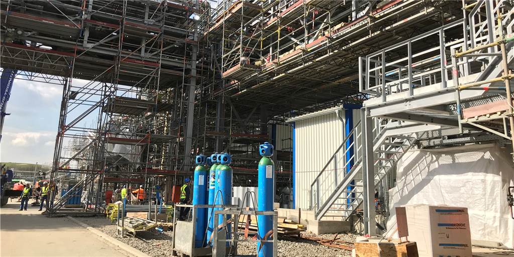 Coronavirus in Castrop-Rauxel: Rütgers-Wettlauf auf der Baustelle darf weiter gehen In der HHCR-Anlage wird schon ab Anfang April, so der Plan, wasserklares Harz gewonnen. Sie ist die modernste Anlage, die die Rain-Gruppe weltweit hat. Hier arbeiten derzeit rund 270 Bauarbeiter.