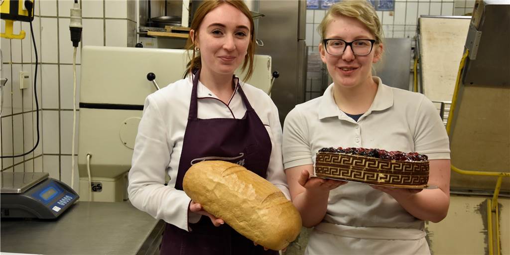 In der Corona-Krise wandern Telgmanns Torten in den Lieferwagen statt ins Café Shirley und Julia backen in der Backstube der Telgmanns fleißig weiter. Die Bäckerei hat einen Lieferservice eingerichtet.