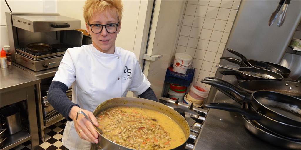 „ASpeiselokal im Burghof“: Inhaberin stemmt sich mit Mut und Leidenschaft gegen die Corona-Krise Anna Scheele ist leidenschaftliche Köchin und Inhaberin des Mengeder Burghofs. Zuhause Däumchen drehen will sie trotz der Corona-Krise nicht.