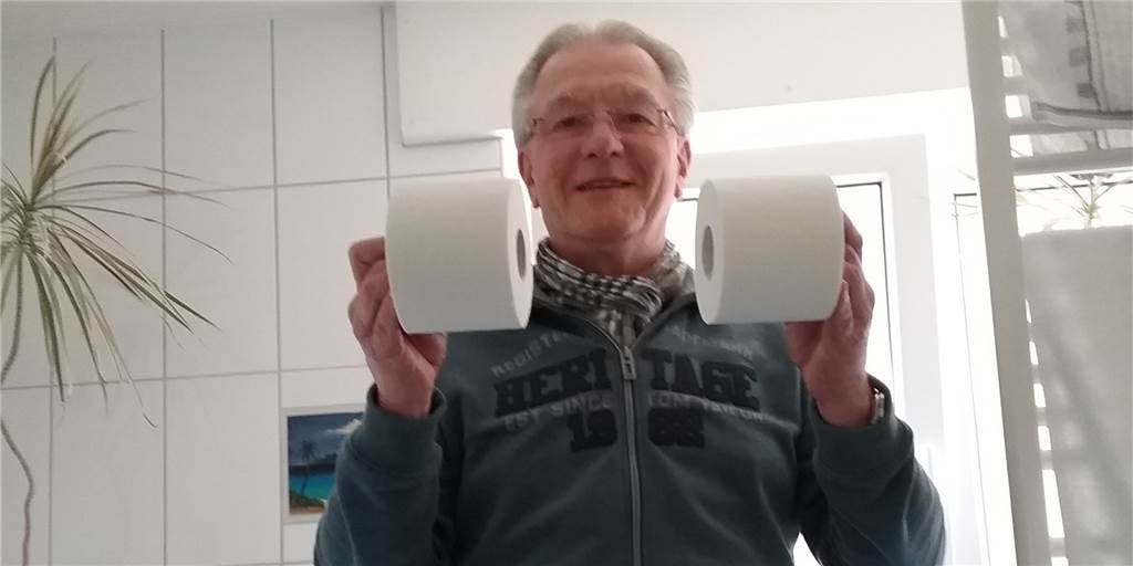 Gehamstertes Klopapier bremst Nachbarschaftshilfe in Dortmund aus Zwei von vier Klopapierrollen, die der Dortmunder Jochen Slenak noch zu Hause hat. Bald muss er wieder los und für Nachschub sorgen.