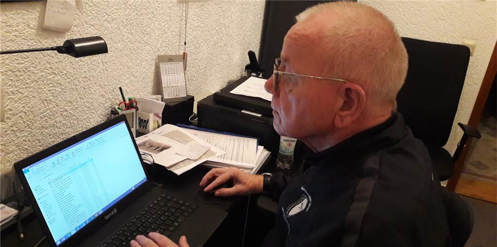 Coronavirus: Brackeler Fußballverein betreut seine Schützlinge weiterhin - aber anders Hans-Walter von Oppenkowski betreut seine Schützlinge im Projekt "Anpfiff und Vielfalt zur Integration" bei SF Brackel 61 nun online