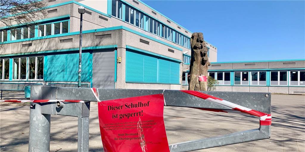 Schule in Corona-Zeiten: So funktioniert das Lernen ohne Klassenzimmer Nicht nur der Schulhof des Gymnasiums an der Schweizer Allee in Dortmund ist gesperrt, seit dem 16. März ist auch die Schule geschlossen.