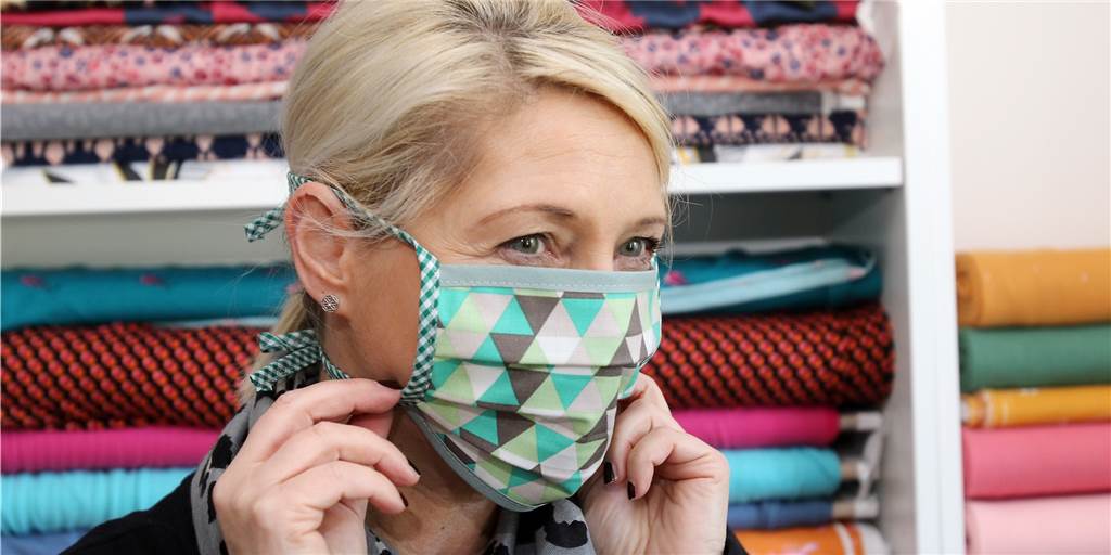 Selbstgenähter Mundschutz: Wernerin produziert in Corona-Zeiten heiß begehrte Ware Sabine Gedamke-Kesting, Inhaberin des Nähateliers "Creabine" aus Werne, hat sich von der Idee der Stadt Essen inspirieren lassen und fertigt momentan Behelfsmundschutze in allen Farben und Mustern.