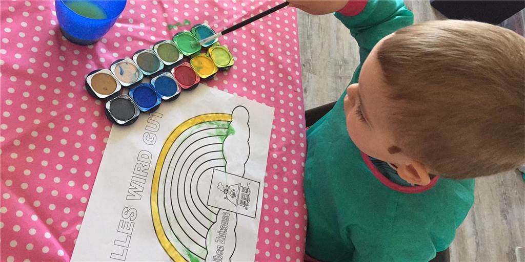Familienleben in Zeiten des Coronavirus: Zwei Beispiele und viele Tipps aus Castrop-Rauxel Karl (2) malt einen Regenbogen aus: "Alles wird gut" steht darüber. Für den jungen Ickerner sollte eigentlich Anfang April der Kindergarten losgehen.