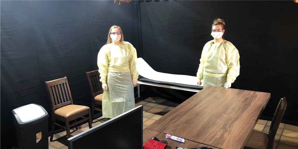 Darum ist Dorf Münsterland jetzt Behandlungszentrum für Corona-Patienten Alicia Meickmann (l.) und Linda Volkmann aus dem Team der Hausarztpraxis Münsterland in Legden sind die ersten, die im Dorf Münsterland Patienten empfangen.
