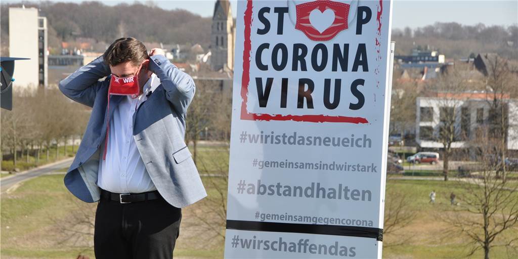 „Wir ist das neue Ich“: Castrop-Rauxel mit leidenschaftlicher Video-Kampagne zur Corona-Krise Bürgermeister Rajko Kravanja unterstützt auch die Kampagne "Redmaskdays" und zieht sich die symbolische rote Maske auf.
