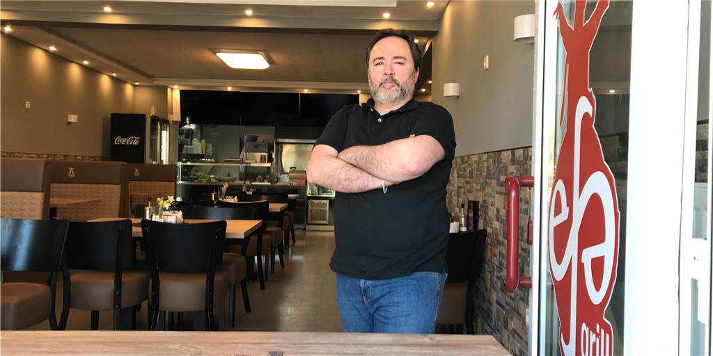 Betreiber des „Efe-Grill“ steckte alle Ersparnisse in Renovierung - und dann kam die Corona-Krise Inhaber Yusuf Akkaya (46) hat seinen Efe-Grill kostspielig aufgemöbelt. Doch aufgrund der Corona-Krise darf er niemanden in den Laden hereinlassen.
