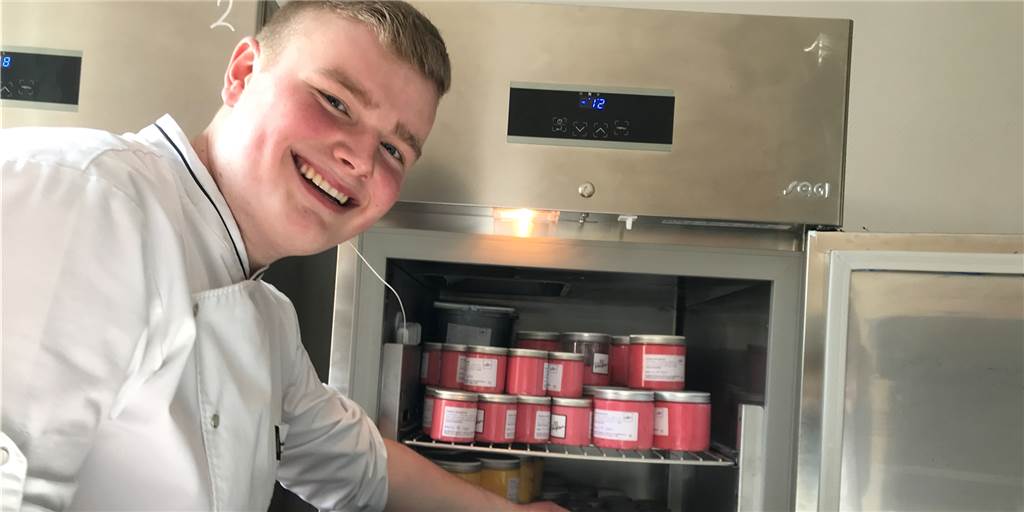 Wenn die Eisdiele geschlossen bleibt, kommt das Eis zum Kunden: Peter Telgmann liefert jetzt Peter Telgmann füllt nun sein Eis in Plastikbecher ab. Sechs Sorten werden frei Haus geliefert.
