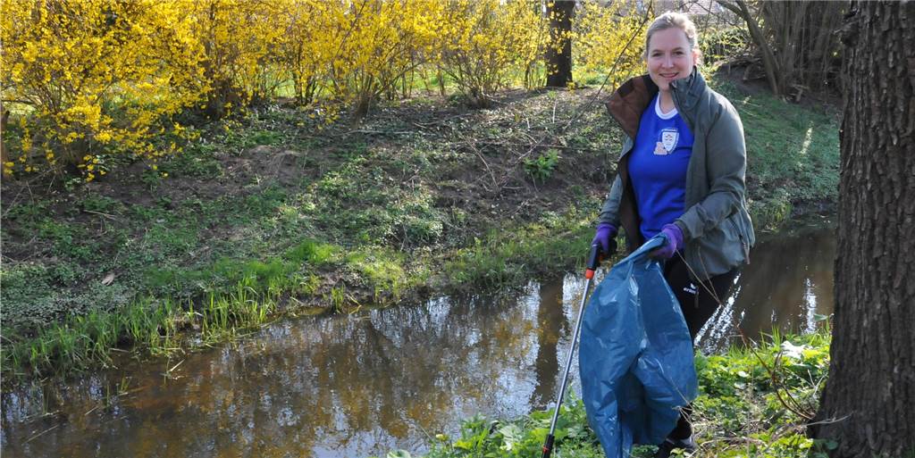 Anna Brose engagiert sich für die Umwelt, indem sie Müll einsammelt.