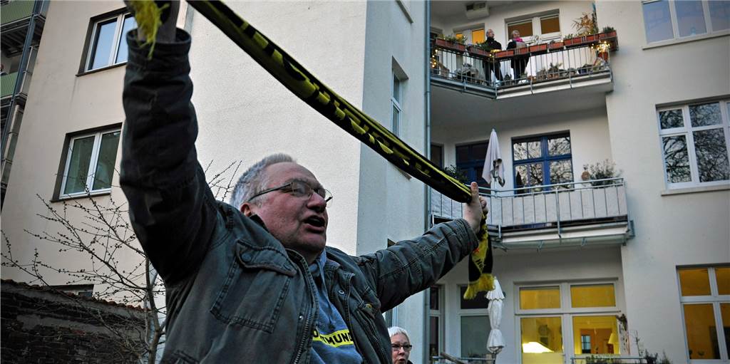 Zusammenhalt in der Coronavirus-Krise: Ein Häuser-Block entdeckt das Singen Zusammenhalt in der Coronavirus-Krise: Ein Häuser-Block entdeckt das Singen