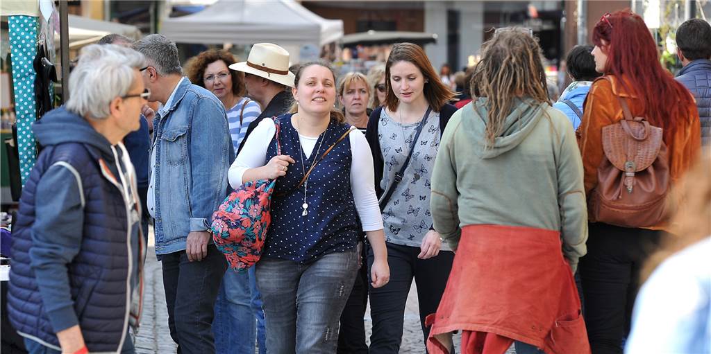 Altstadt-Telefon-Hotline soll ab Montag Händler und Kunden in Castrop-Rauxel verbinden Bis die Altstadt einmal wieder so gut gefüllt ist, dürfte noch einige Zeit vergehen. Die Händler von Casconcept möchten ihren Kunden trotzdem zur Verfügung stehen.