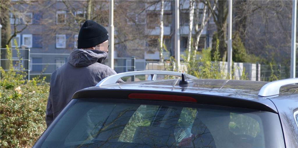 Abi in Coronavirus-Zeiten: Mysteriöse Szenen vor einem Dortmunder Schulzentrum Eine sich wiederholende Situation: Der Fahrer reicht auf einem Parkplatz am Heinrich-Heine-Gymnasium aus einem Fensterschlitz einen Umschlag.
