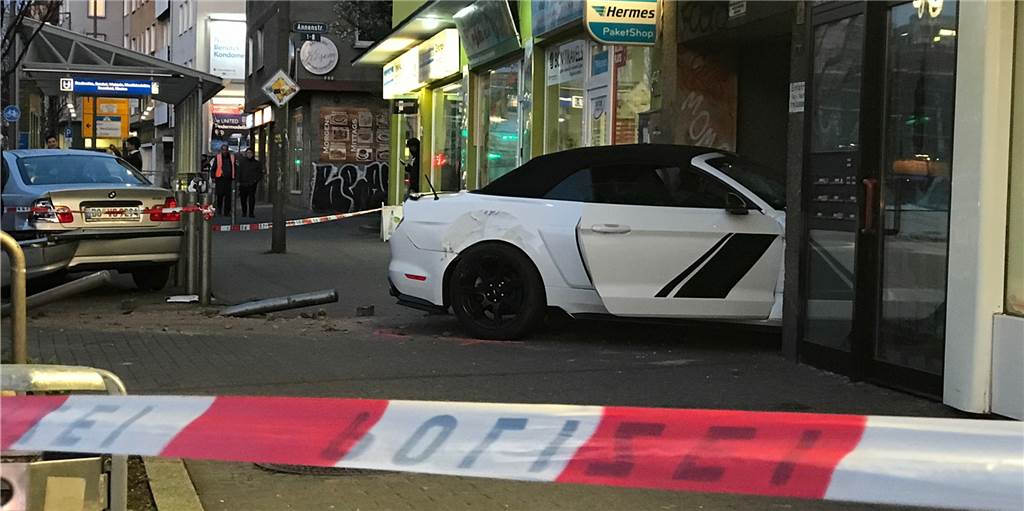 Video zeigt den geschrotteten Ford Mustang nach dem Crash auf der Rheinischen Straße Video zeigt den geschrotteten Ford Mustang nach dem Crash auf der Rheinischen Straße