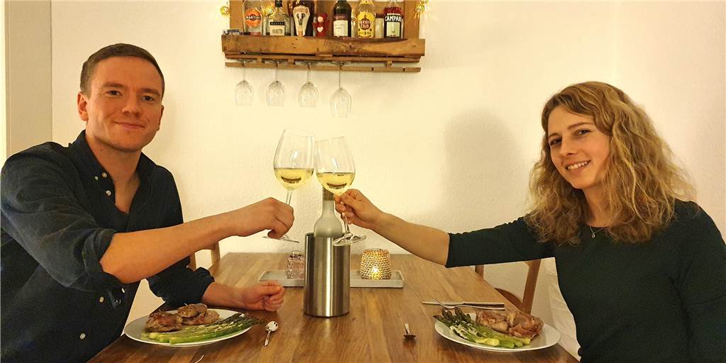 Küchen-Test statt Restaurant-Check: Gegessen wird zu Hause... Daher testete MLZ-Redakteur Johannes Schmittmann mit seiner Freundin Elisa die eigenen Kochkünste.