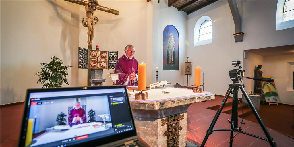 Gottesdienst live im Internet: Viele Gläubige sagen einfach „Danke!“ Mit dem Laptop und der Webcam vor dem Altar zelebrierte Pfarrer Franz-Josef Eckert am 29. März die Messe in der St.-Elisabeth-Kirche in Obercastrop.