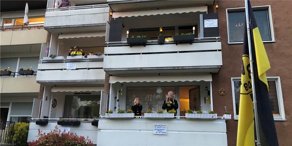 In Brackel: „You‘ll never walk alone“ gegen die Krise - mit Video Singen gegen die Corona-Krise - das praktizieren die Bewohner des Sprengelwegs in Brackel in diesen Tagen eindrucksvoll
