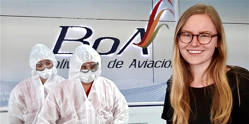 Ottensteinerinnen mit dem Rückholflieger aus Bolivien in Frankfurt gelandet Reporterin Madlen Gerick beim Einchecken am Flughafen in Santa Cruz. Die Mitarbeiter wollen dem Coronavirus mit diesen Schutzanzügen keine Chance geben.