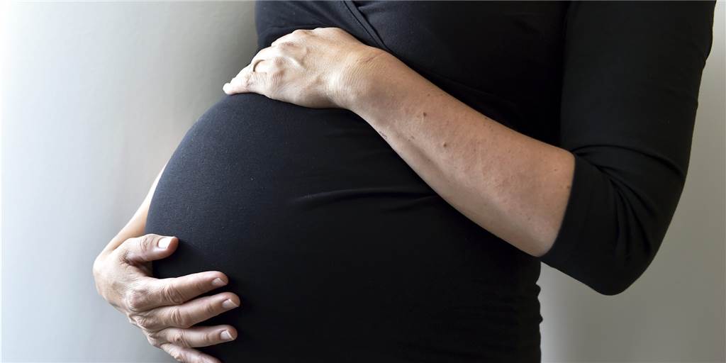 Lisa* (*Name geändert) ist in der 20. Woche schwanger. Ob ihr Mann in der Corona-Krise überhaupt bei der Geburt dabei sein kann, ist für die Familie ungewiss.