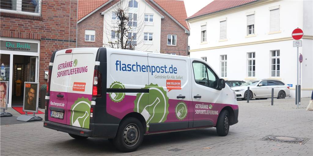 Flaschenpost in Werne wird immer beliebter in der Corona-Krise Ein Wagen von Flaschenpost fährt am Salinenparc in Werne vorbei. Die Bestellungen bei dem Lieferservice haben sich drastisch verändert seit Beginn der Corona-Krise.