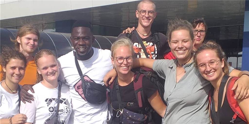 Wegen Corona: Auswärtiges Amt holte Ex-JCS-Schülerin aus Ghana zurück Hannah Hoffmann (3.v.l.) und viele andere Freiwillige mussten ihren Freiwilligendienst in Ghana abbrechen.