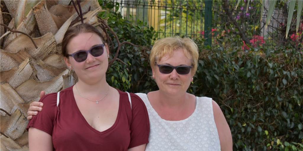 Corona-Patientin: Allein mit der Angst und dankbar für jeden Zuspruch Eigentlich wollte Ulrike Hirschberg (r.) im Mai nach Kos fliegen. Daran ist kein Gedanke. Die 52-Jährige, hier mit Tochter Marie, hat sich mit dem Coronavirus infiziert. Nach zwei Nächten auf der Isolierstation des St.-Marien-Hospitals kämpft sie darum, gesund zu werden. Es ist auch ein Kampf gegen die Einsamkeit.