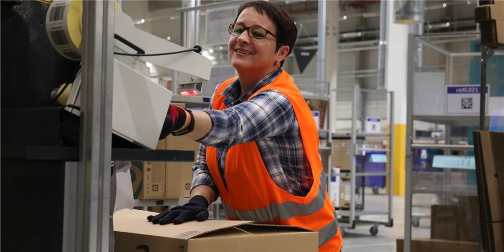 Amazon stellt neue Regeln zum Schutz von Mitarbeitern und Kunden auf Amazon verzeichnet eine steigende Nachfrage bei bestimmten Artikeln. Im Logistikzentrum in Werne gelten seit Beginn der Corona-Krise strenge Sicherheits- und Hygienestandards.
