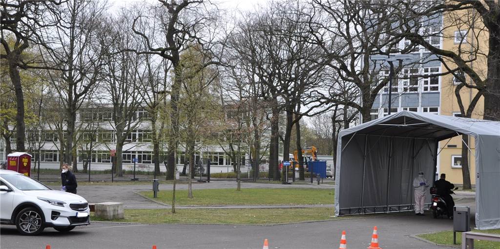 Mit Video: So laufen Corona-Tests am Beruskolleg in Castrop-Rauxel Die Patienten müssen am Berufskolleg in Castrop-Rauxel am Abstrichzentrum mit ausreichend Abstand im Auto oder auf dem Roller auf einen Coronavirus-Test warten.