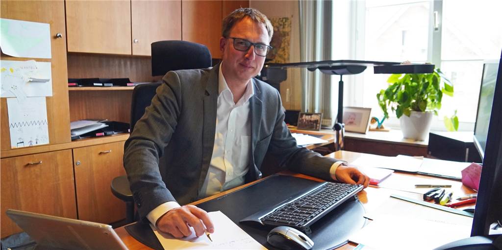 Bürgermeister Dr. Christoph Holtwisch verbringt nun noch mehr Zeit am Schreibtisch im Rathaus als sonst.