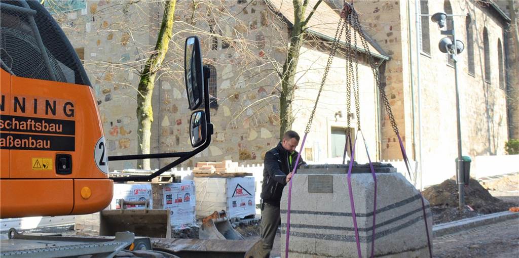 Stadtmodell der Altstadt abgebaut und an einen neuen Ort versetzt Gegen Mittag wurde am Dienstag das Blindenstadtmodell am Kirchvorplatz in der Fußgängerzone abgebaut.
