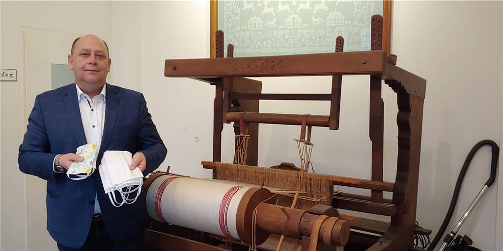 4000 Mundschutz-Masken: Firmenchef aus Sachsen hilft der alten Heimat Damino-Geschäftsführer Dirk Ladenberger mit einer Auswahl an Mundschutz-Masken, die das Unternehmen derzeit produziert.