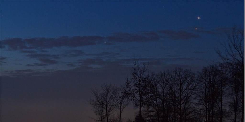 Lichter am Nachthimmel über Selm: Diese Himmelskörper stecken dahinter Wer in den letzten Tagen sehr früh aufgestanden ist, konnte im Südosten drei helle Lichter in der Dämmerung beobachten. Der Borker Astrofotograf Wolfgang Zimmermann verrät, welche Himmelskörper hier zu sehen sind.