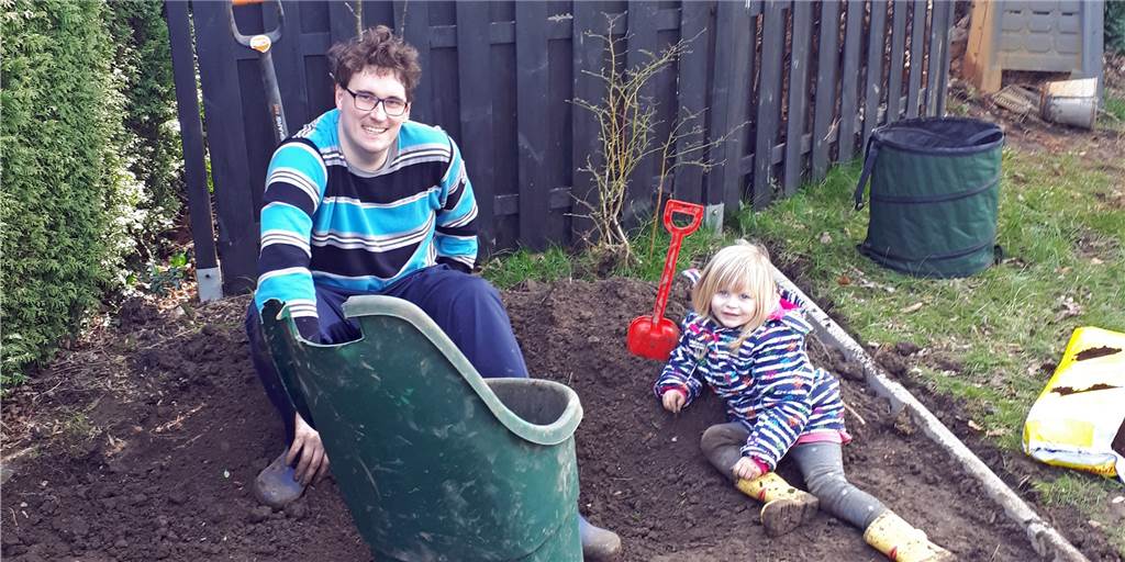 Familienleben in Coronazeiten: Der neue Alltag von Castrop-Rauxels Vize-Bürgermeisterin Hendrik Lasser-Moryson arbeitet mit der vierjährigen Lilja im Garten, in der Coronakrise hat er viel Zeit dafür.