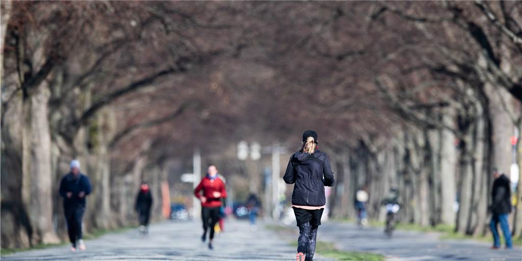 Sportwissenschaftler: So halten sich Amateurfußballer am besten fit Die fußballfreie Zeit nutzen viele Kicker, um sich mit Joggingeinheiten fit zu halten.