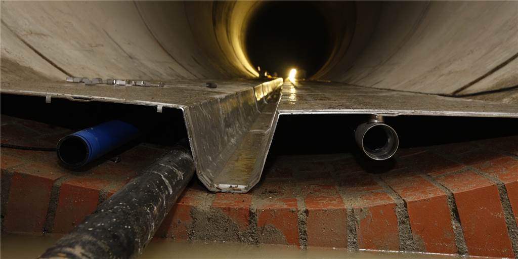 EUV heizt bald mit innovativer Idee: Energie aus dem Abwasserkanal Das ist ein Bochumer Abwasserkanal, in den die Betrem, Tochterfirma der Emschergenossenschaft, einen Wärmetauscher eingebaut hat. Er entzieht dem warmen Schmutzwasser Restenergie.