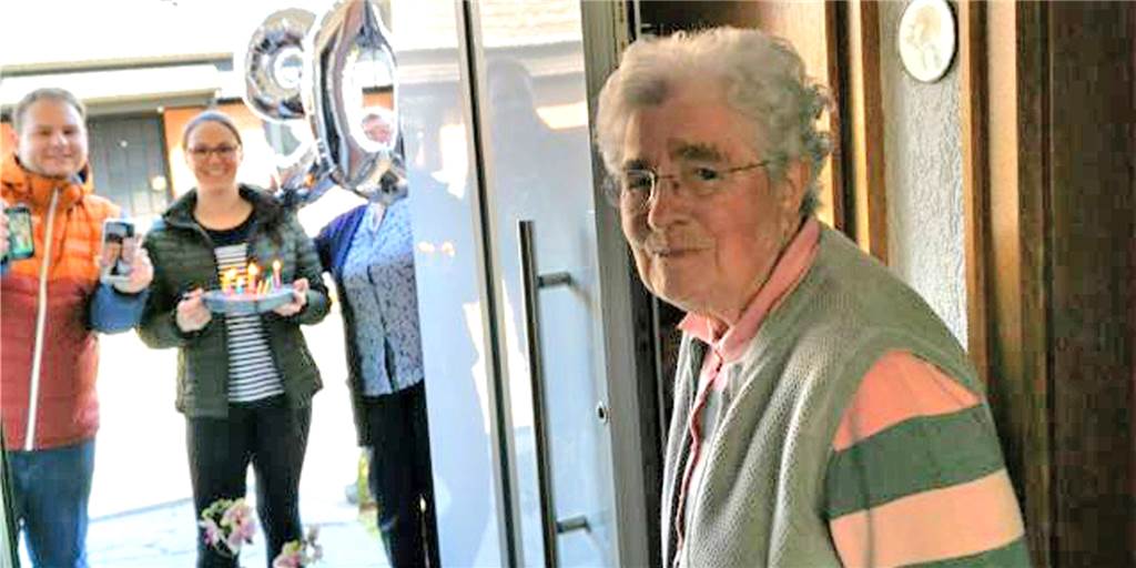 90. Geburtstag allein: Enkel überraschen Oma mit Geburtstagsständchen Damit Sophie Thiesens Oma ihren 90. Geburtstag nicht allein feiern muss, haben ihre Enkel sie mit einem Kuchen überrascht. Sophies Geschwister waren per Skype übers Handy zugeschaltet.